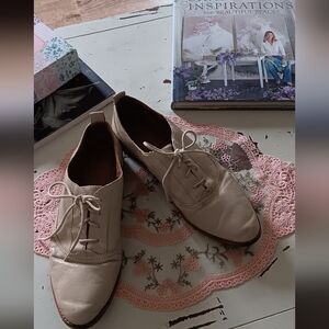 Beautiful Frye Grace Leather Oxford   Womens Beige Shoes Size 10⚘️